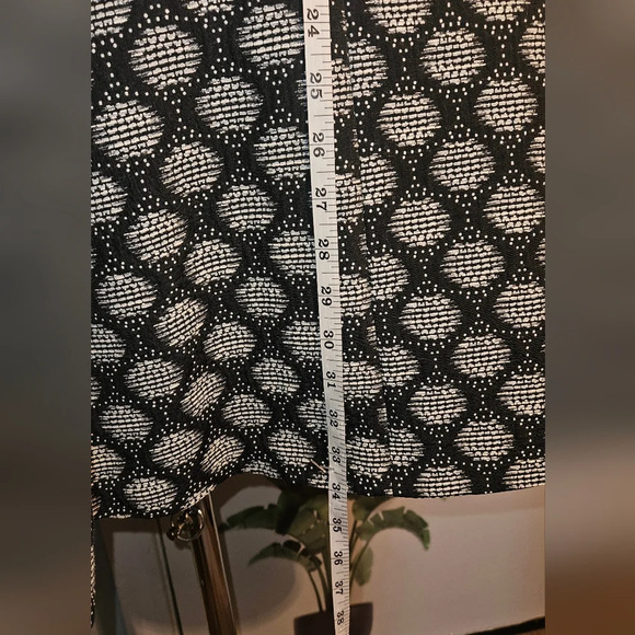 H&M Black and White Patterned Midi Dress. Size  8. Flare Skirt - Picture 5 of 9